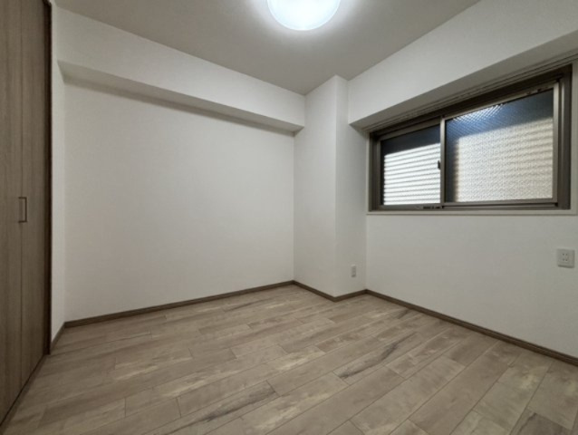 朝日プラザ長堀西の洋室|【約4.5帖】
独立した約4.5帖の洋室は収納付きのため、住空間をより広く有効活用することができます。
