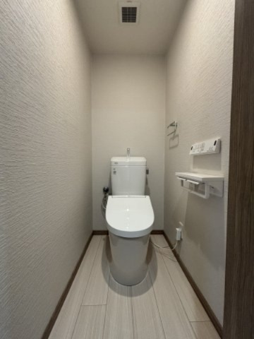 朝日プラザ長堀西のトイレ|温水洗浄便座が搭載されており、一年中快適にご利用いただけます。