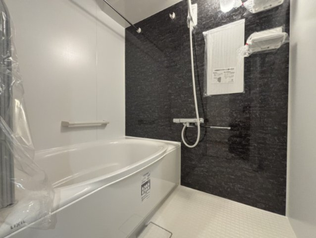 朝日プラザ長堀西の浴室|浴室乾燥機が搭載されており、雨の日や花粉の時期も気兼ねなく洗濯物を干すことができます。