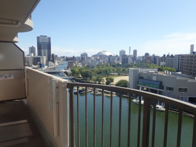 朝日プラザ長堀西のバルコニー|南西向きのバルコニーのため、夕方まで陽光が差し込みます。
