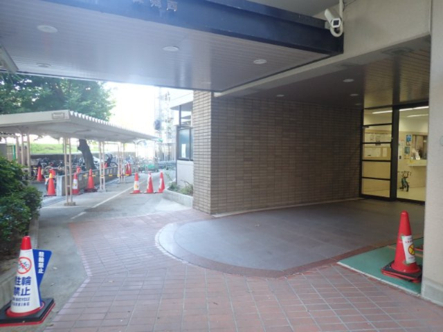 朝日プラザ長堀西のエントランス|マンション入口付近には屋根がありますので、雨の日でも傘の開閉が慌てずにできます。