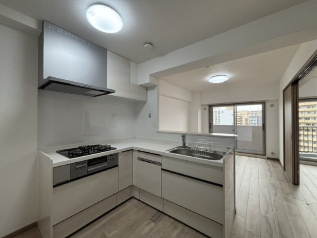 朝日プラザ長堀西のキッチン|効率良く作業ができるL字型キッチンが採用されています。シンク部分は、調理中もご家族とのコミュニケーションが取れる、対面仕様です。
