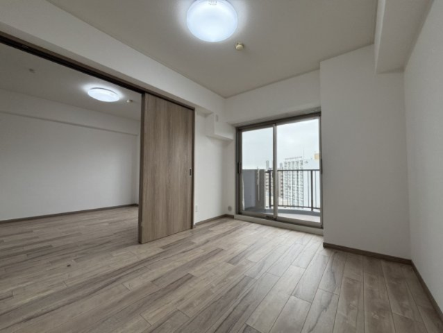 朝日プラザ長堀西の洋室|【約6.0帖】
約6.0帖の洋室はベッドなども配置しやすい広さで寝室としてもおすすめです。LDKに繋がる入口は引き戸が採用されており、家具の配置を邪魔しない設計です。