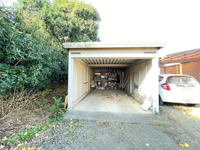 中古戸建・中古住宅　太田市新田上江田町　綿打小・綿打中の駐車場|シャッター付きの車庫付き！車やバイクのお手入れ場所としても人気の設備！