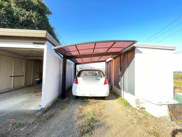 中古戸建・中古住宅　太田市新田上江田町　綿打小・綿打中の駐車場|１台分のカーポートもついています！雨や雪・霜などから大切なお車を守ります！