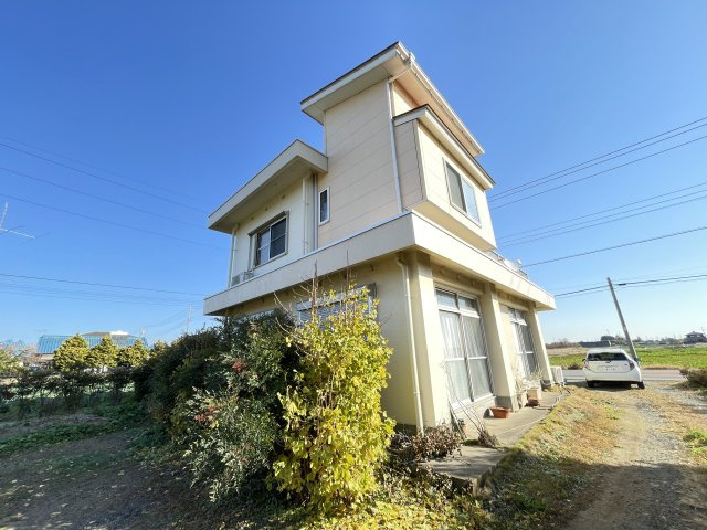 中古戸建・中古住宅　太田市新田上江田町　綿打小・綿打中の外観|駐車スペース側からの撮影！土いじりができるスペースもあります！
