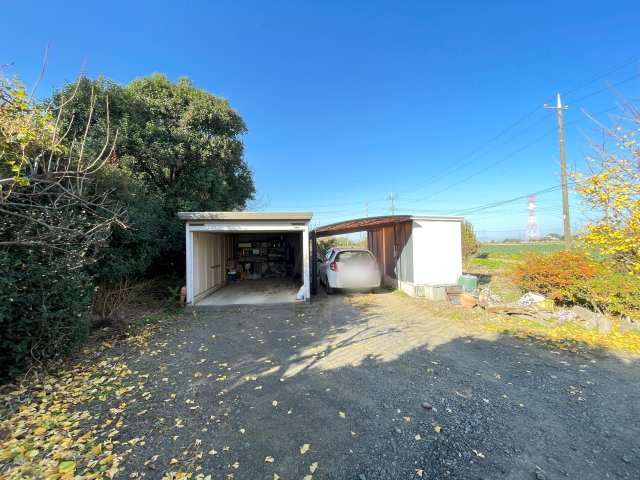 中古戸建・中古住宅　太田市新田上江田町　綿打小・綿打中の駐車場|車庫＆カーポートの他にも駐車スペースがありますので来客があっても安心ですね♪