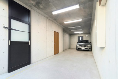 【駐車場】 | ◆川崎市中原区上小田中中古住宅◆ | ◆大切なお車の維持管理に便利な地下車庫。雨や風をしのげる駐車場です。
※画像は加工しております。