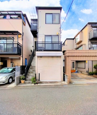 【外観】 | ◆川崎市中原区上小田中中古住宅◆ | ◆堂々たる趣ながら、主張し過ぎずどこか余裕を感じさせるシャープなフォルムで佇む邸宅は、晴天の空と照らし合わせる事で、本来あるべき完成形の姿を見せてくれます。

