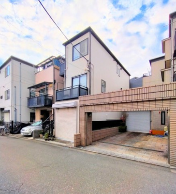 【外観】 | ◆川崎市中原区上小田中中古住宅◆ | ◆爽やかな青空の下に贅沢なほどに降り注ぐ陽光、豊かな居住性と、クオリティが見事に調和した住空間は、住まうことの喜びを感じさせてくれます。ガレージ付きの敷地で開放的なお住まいです。