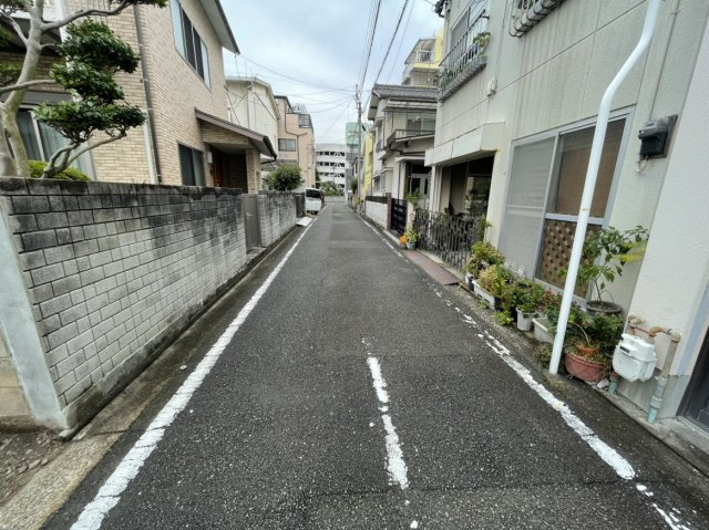 永代町土地の前面道路含む現地写真|西側前面道路（42条に準ずる道路）
