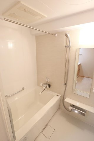 【浴室】 | ライオンズマンション鳥飼 | 浴室乾燥機付なので雨の日のお洗濯に活躍するのはもちろん、浴室をカラリと乾燥させられるのでカビ対策にも