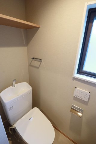 【トイレ】 | ライオンズマンション鳥飼 | いつも綺麗に清潔に！ウォッシュレット付きトイレです。窓も付いてるので空気の入れ替えも楽にできます