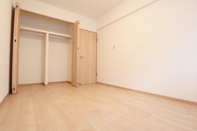 【洋室】 | ライオンズマンション鳥飼 | 5.9帖の広々とした洋室は収納スペースがたっぷり！どんなお洒落さんでも安心の大容量収納が自慢です