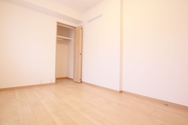 【洋室】 | ライオンズマンション鳥飼 | 5.3帖の洋室。各部屋には収納スペースが設けられているため、居住スペースは広くお使いいただけます