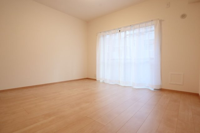 【居間・リビング】 | ライオンズマンション鳥飼 | 開口部から気持ち良い光が射し込むリビング。食事のときも、くつろぎの時間も快適な時間をすごせそうです