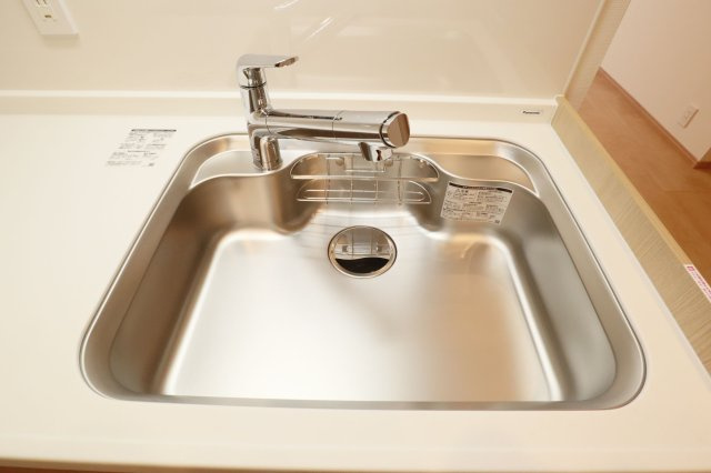 【キッチン】 | ライオンズマンション鳥飼 | 汚れが付きにくい素材のシンクで、いつでも清潔な状態を保てます