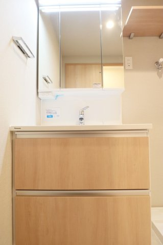 【独立洗面台】 | ライオンズマンション鳥飼 | 三面鏡裏収納付きの洗面台で、散らかりがちな洗面回りもすっきりと片付きます