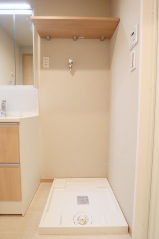 【ランドリースペース】 | ライオンズマンション鳥飼 | 洗濯機置き場の上部のスペースには洗剤等を置ける棚が設置されています