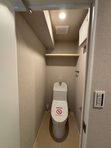 【トイレ】 | アムール春日公園 | 冬は便座も温水も温かく快適なシャワー付トイレ。上部には収納を設置◎