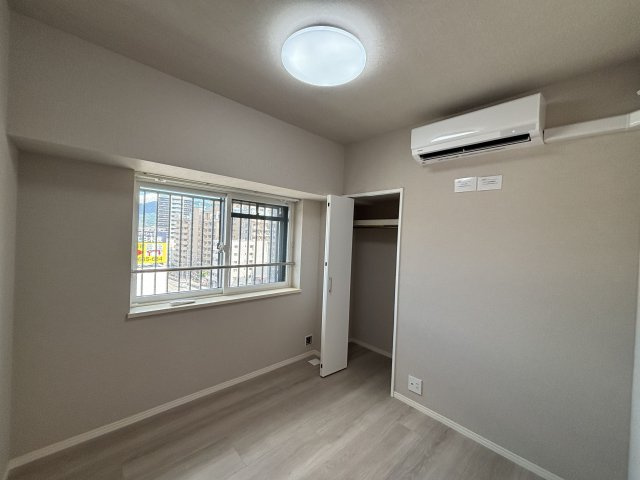 【洋室】 | アムール春日公園 | 真ん中のお部屋にも窓があるのは角部屋の特権です。景色が見えると開放感がありますね