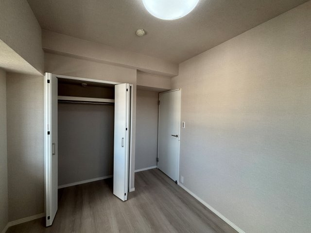 【洋室】 | アムール春日公園 | 玄関側の洋室は専用のバルコニー付きの明るいお部屋です。各部屋にはクローゼットが取り付けてあります