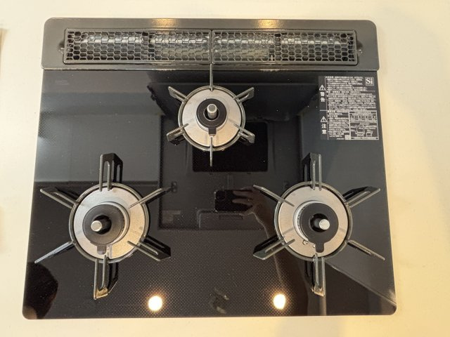 【キッチン】 | アムール春日公園 | 3口コンロ+グリルで効率的にお料理が進められます