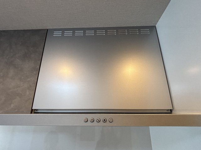 【キッチン】 | アムール春日公園 | 汚れが気になりがちなレンジフードも新品に交換済みです