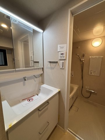 【独立洗面台】 | アムール春日公園 | 三面鏡裏収納付きの洗面台で、散らかりがちな洗面回りもすっきりと片付きます