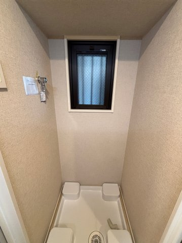 【ランドリースペース】 | アムール春日公園 | 洗面所に窓があるので換気ができて湿気をこもらせず、結露やカビの発生を防ぎます