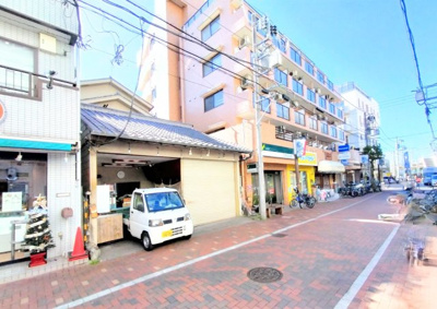 【前面道路含む現地写真】 | ◇◆田尻町店舗付き中古戸建◆◇ | ◆前面道路も幅員があり車の運転も安心！前面道路は閑静な住宅地。車通りの少ない道路です。お子様にも安心です。