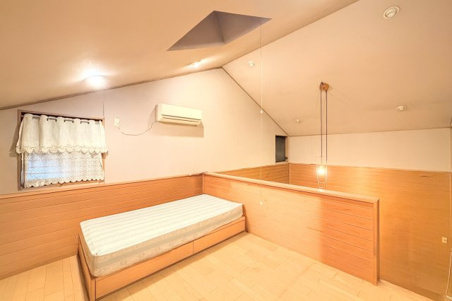 【その他】 | ◇◆田尻町店舗付き中古戸建◆◇ | ◆広々したロフトは窓付きで明るく、収納にはもちろん、お子様の遊び場、趣味のお部屋、ご主人の書斎など、多目的にお使いいただける便利な空間です。用途に合わせてお使い頂けます。