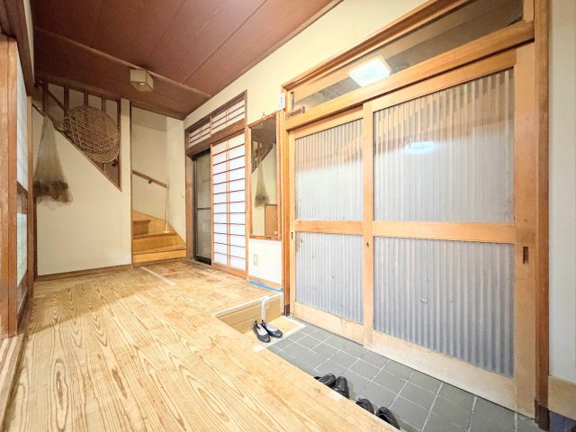 【玄関】 | ◇◆田尻町店舗付き中古戸建◆◇ | ◆柔らかい陽光が差し込む明るいお部屋を演出する設計。彩光の取れる窓が気持ちの良いお部屋を創り上げます。