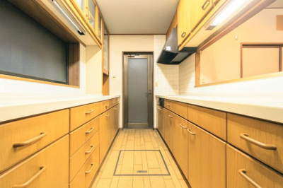 【キッチン】 | ◇◆田尻町店舗付き中古戸建◆◇ | ◆ご家族みんなで調理ができる位のスペースを実現したキッチン空間となっております。みんなで作った料理を召し上がりながらの会話は、どのような物になるのでしょうか。