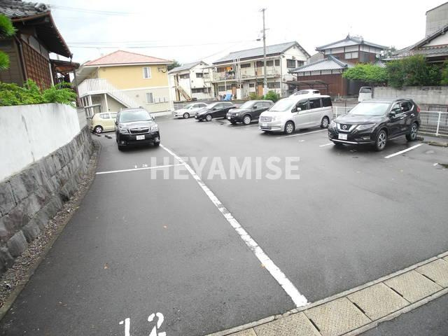 ルミナーレ栄田の駐車場