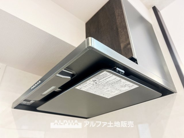 マイキャッスル立川エクセレントステージのキッチン|武骨なまでに磨きこまれたステンテクスチャーはコンテンポラリー・デザイン。ダウンライトがフードを照らし煌めきの瀟洒なキッチンを演出する。清潔感のあるデザインが、キッチン全体の雰囲気に調和します。