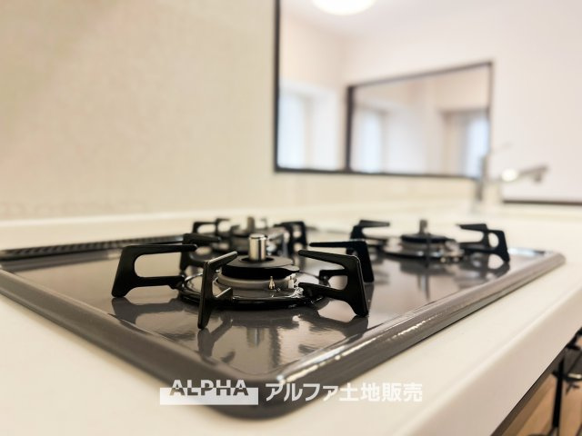 マイキャッスル立川エクセレントステージのキッチン|ガスコンロは、料理の幅を広げるために機能性に優れた設備です。シンプルなデザインが、キッチン全体に清潔感を与え、快適な料理環境を作り出します。