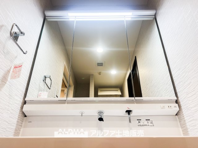 マイキャッスル立川エクセレントステージの独立洗面台|身支度には、歯ブラシ・コップ・化粧品類など様々な小物を使用するので散らかってしまいがち。鏡の裏収納でたっぷり収納して生活感を隠し、スタイリッシュな空間に。