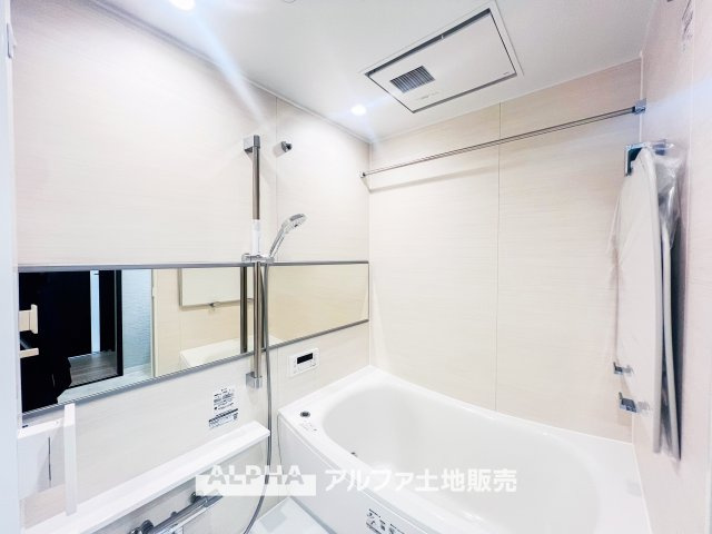 マイキャッスル立川エクセレントステージの浴室|木目調パネルが落ち着いた雰囲気を演出するバスルーム。広々とした浴槽と清潔感のあるデザインで、一日の疲れを癒す快適なリラックス空間を提供します。