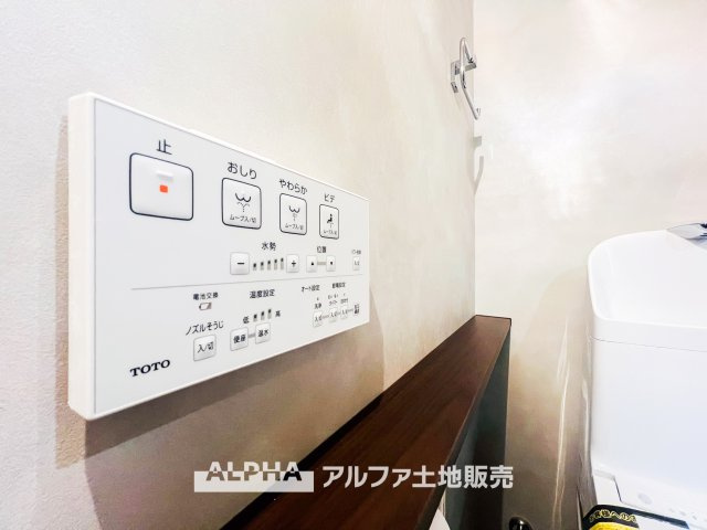 マイキャッスル立川エクセレントステージのトイレ|シンプルで洗練されたトイレ空間。メタリックなペーパーホルダーがスタイリッシュな印象を与え、清潔感あふれるデザインが毎日の暮らしを快適に彩ります。