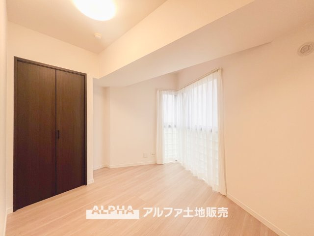 マイキャッスル立川エクセレントステージの洋室|ホワイトベースで明るい洋室は、使い方が自由自在。収納が豊富で衣類や小物をスッキリ整理できます。ベッドやデスクを配置して、心地よい空間にアレンジできます。日々の生活を快適にサポートする機能的な空間です。