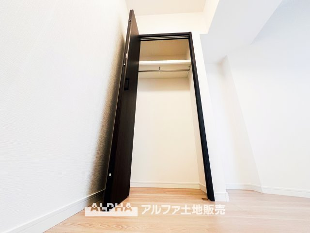 マイキャッスル立川エクセレントステージの収納|高さのあるクローゼットは、衣類や小物をスッキリ整理できる便利な空間。バーと棚を活用すれば、収納力も充実し、生活がさらに快適に。毎日の使い勝手がよい収納エリアです