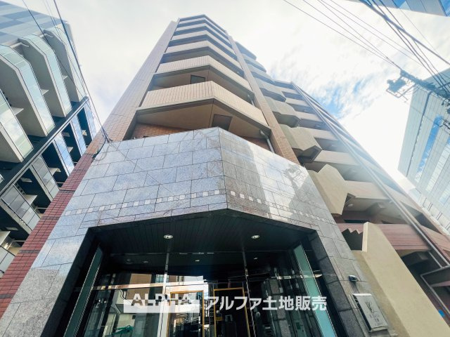 マイキャッスル立川エクセレントステージの外観|陽当たりの良い立地で、周辺環境も整っています。洗練された佇まいが、都市と自然のバランスを感じさせる快適な住空間です。