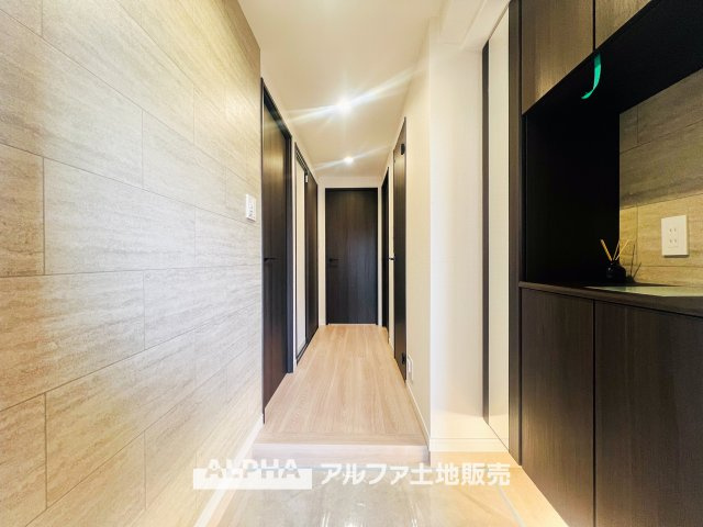 マイキャッスル立川エクセレントステージの玄関|明るく開放感のある廊下が、温かみのあるフローリングと白い壁に包まれた空間です。シンプルで落ち着いた雰囲気が広がり、快適な居住空間が感じられます。