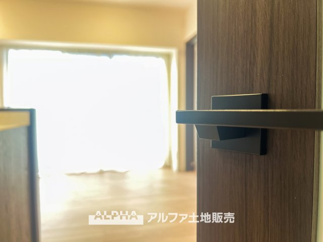 マイキャッスル立川エクセレントステージの居間・リビング|スタイリッシュなデザインのドアハンドルが、空間全体に洗練された印象を与えます。ドアを開けると、開放感のあるリビングダイニングが広がり、心地よい暮らしが待っています。