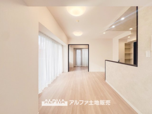 マイキャッスル立川エクセレントステージの居間・リビング|バルコニーに面したリビングはたっぷりと自然光が差し込み、明るく開放感のある洋室。シンプルなデザインの空間が広がり、家具の配置もしやすく、快適な暮らしを実現します。