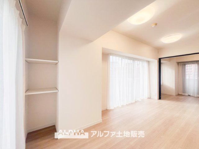 マイキャッスル立川エクセレントステージの居間・リビング|明るく広がるリビングダイニング。大きな窓から自然光がたっぷりと差し込み、開放感ある空間を演出します。シンプルで落ち着いた雰囲気が、快適な生活をサポートします。