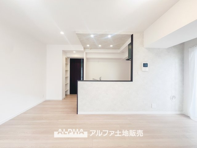 マイキャッスル立川エクセレントステージの居間・リビング|自然光がたっぷり差し込む明るいリビングは、開放感があり、どんなインテリアにも合わせやすい空間です。隣接する部屋との間仕切りを開ければ、広々とした空間としても利用できます。