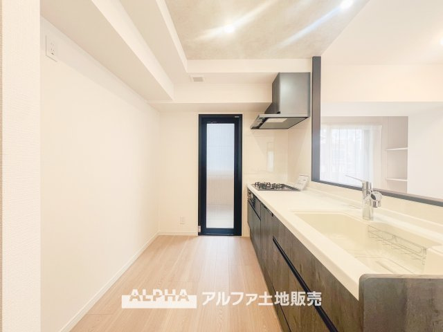 マイキャッスル立川エクセレントステージのキッチン|白を基調にしたシンプルで清潔感あふれるキッチン。3口ガスコンロと食器洗い乾燥機が完備され、効率よく料理が進められます。収納も充実しており、整理整頓がしやすいのが特徴です。