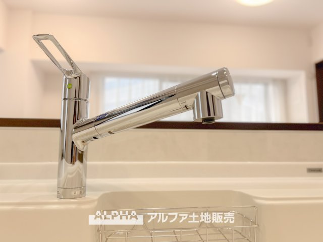 マイキャッスル立川エクセレントステージのキッチン|キッチンのシングルレバー水栓は、使いやすさに配慮されたデザイン。スムーズに水量の調節ができ、料理や後片付けが快適に進みます。清潔感を保ちつつ、シンプルでスタイリッシュな印象を与えます。